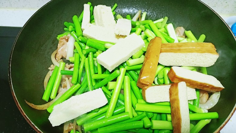 羊肉炒蒜苔，豆干豆腐,放入豆干和豆腐