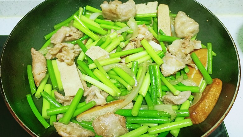 羊肉炒蒜苔，豆干豆腐,蒜苔炒至断生，放入盐，翻炒均匀