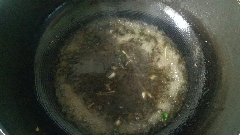 橄榄菜炒四季豆,加入小半碗清水