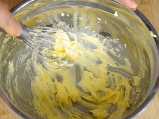 胡萝卜饼干,搅拌至黄油与糖粉完全融合后，用蛋抽把黄油搅打至蓬松状，也可以使用打蛋器，因为量少，也为了减少清洗的工作所以就没有动用打蛋器。