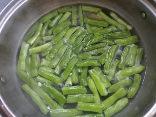 干煸芸豆,3分钟，变成深绿色捞出