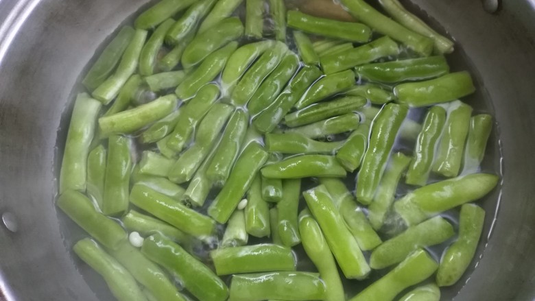 干煸芸豆,3分钟，变成深绿色捞出