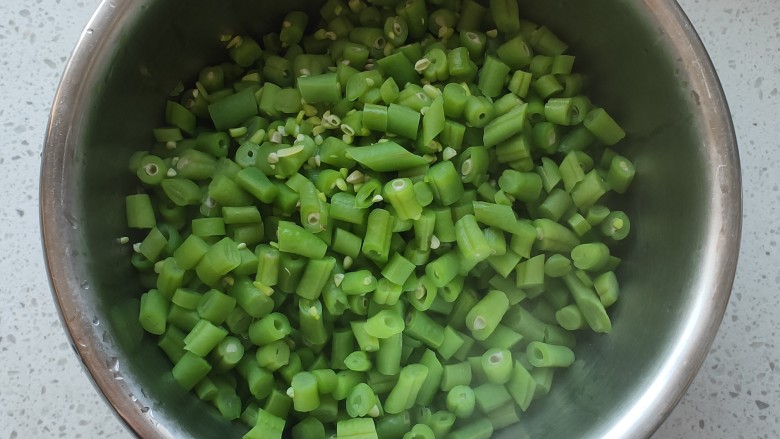 橄榄菜炒四季豆,煮熟后捞出