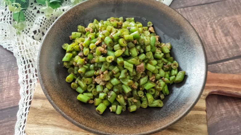 橄榄菜炒四季豆,翻炒均匀即可出锅