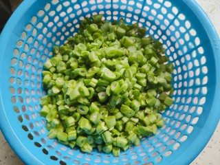 橄榄菜炒四季豆,然后洗净，切碎