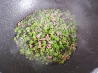 橄榄菜炒四季豆,翻炒均匀