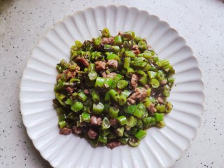 橄榄菜炒四季豆,装盘