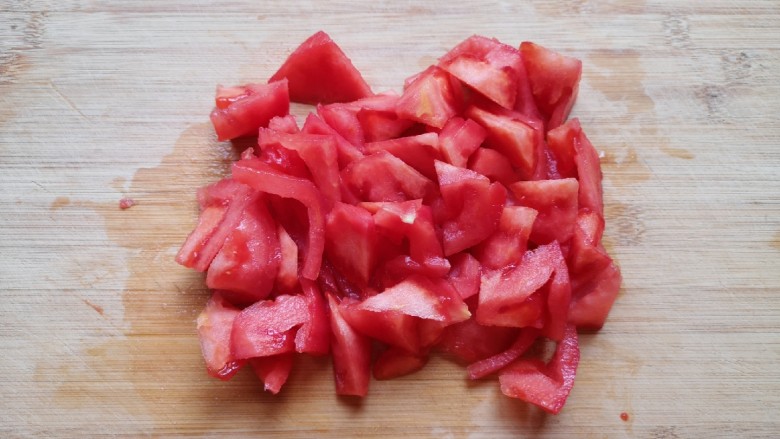 番茄炒西葫芦,番茄去皮切成小块。