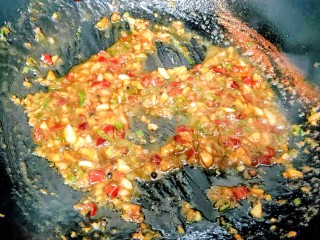 葱油蛏子,继续炒，炒到还剩一些汤汁，关火。