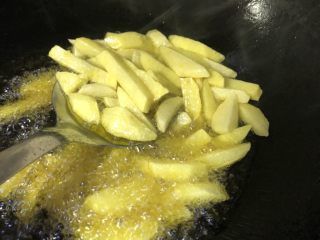香辣虾扯蛋,把汆水后的土豆用油炸，如果平时自己想吃这种薯条🍟就需要冷冻后炸口感更好
