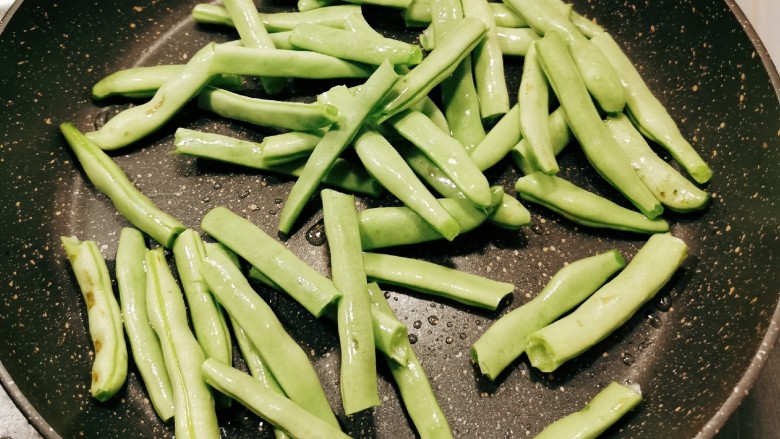 干煸芸豆,起油锅 放入2汤匙食用油  油热后放入芸豆段 干煸