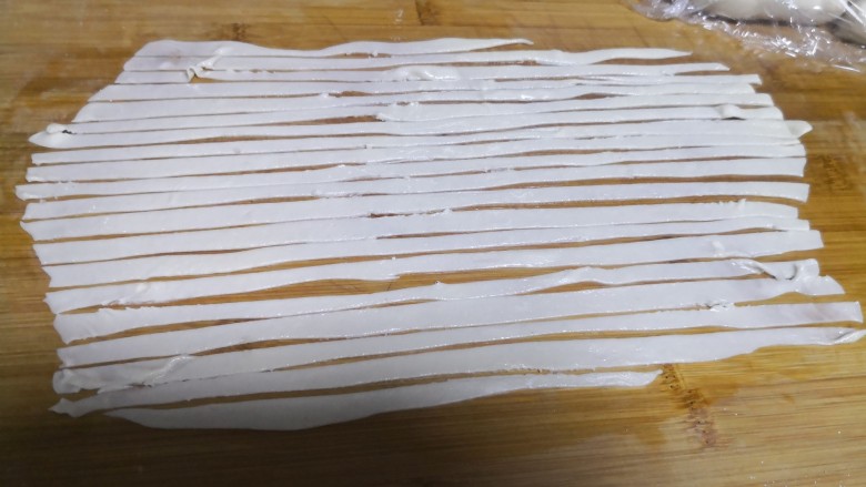 黄金千丝饼,用刀切成条。