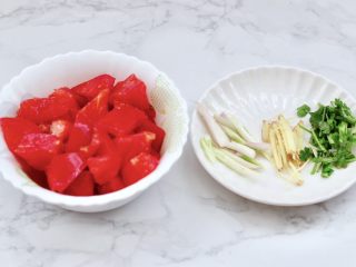 番茄黑鱼片,番茄洗净切块，葱姜切丝，香菜切段。