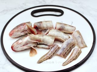 番茄黑鱼片,海鲶鱼去除内脏后，清洗干净用刀切成段。