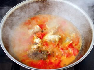 番茄黑鱼片,继续大火炖煮5分钟左右。