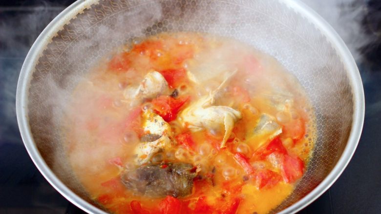 番茄黑鱼片,继续大火炖煮5分钟左右。