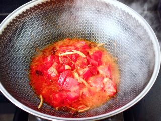 番茄黑鱼片,大火继续翻炒番茄至变色变软。