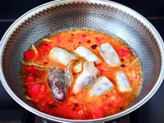 番茄黑鱼片,锅中倒入适量的清水，加入切段的海鲶鱼。