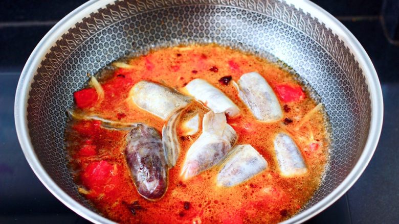 番茄黑鱼片,锅中倒入适量的清水，加入切段的海鲶鱼。