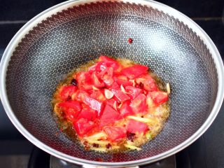 番茄黑鱼片,放入一半的番茄块，大火快速翻炒均匀。