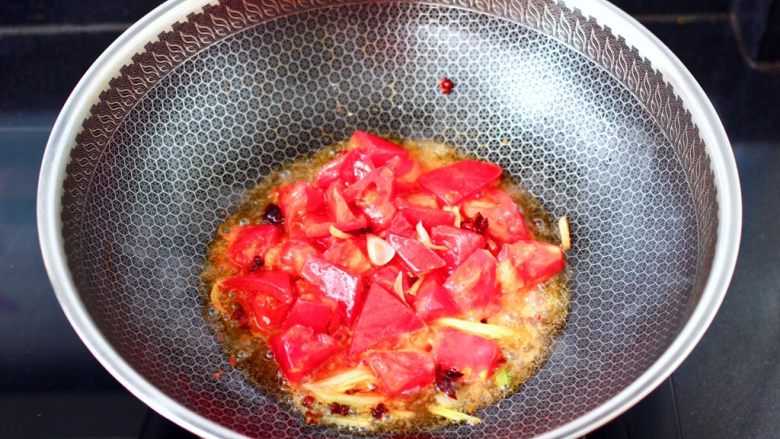 番茄黑鱼片,放入一半的番茄块，大火快速翻炒均匀。