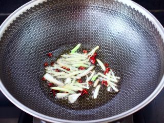 番茄黑鱼片,锅烧热后倒入花生油烧热，先炸香花椒和八角，再大火爆香葱姜丝。