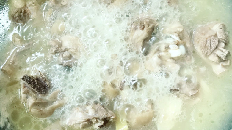 牛肝菌焖鸡,20分钟后揭开锅盖
