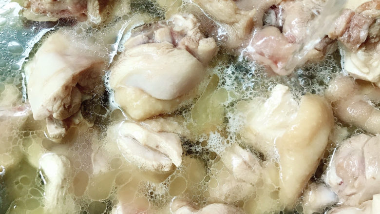 牛肝菌焖鸡,加入适量清水