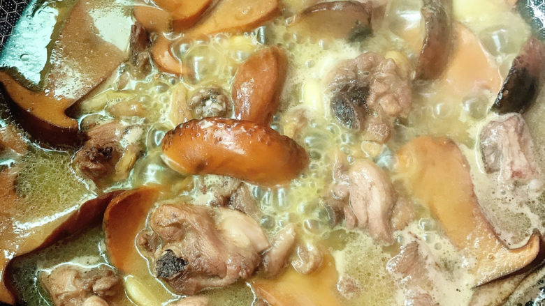 牛肝菌焖鸡,盖上锅盖煮5分钟即可开吃。