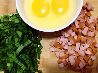 韭菜鸡蛋炒饭,鸡蛋打入碗中。
