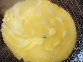 韭菜鸡蛋炒饭,倒入蛋液