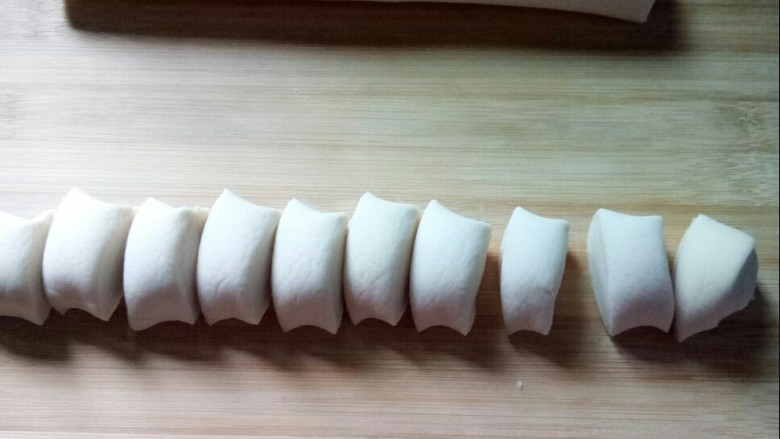 手工水饺,搓条，切剂子。