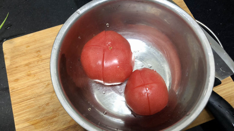 番茄炒西葫芦➕ 红树青山日欲斜,番茄清洗，表面划十字花刀