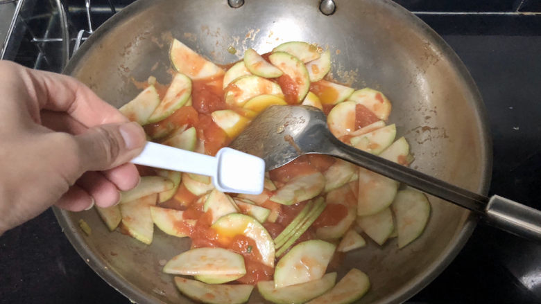 番茄炒西葫芦➕ 红树青山日欲斜,加入半茶匙食盐，翻炒均匀
