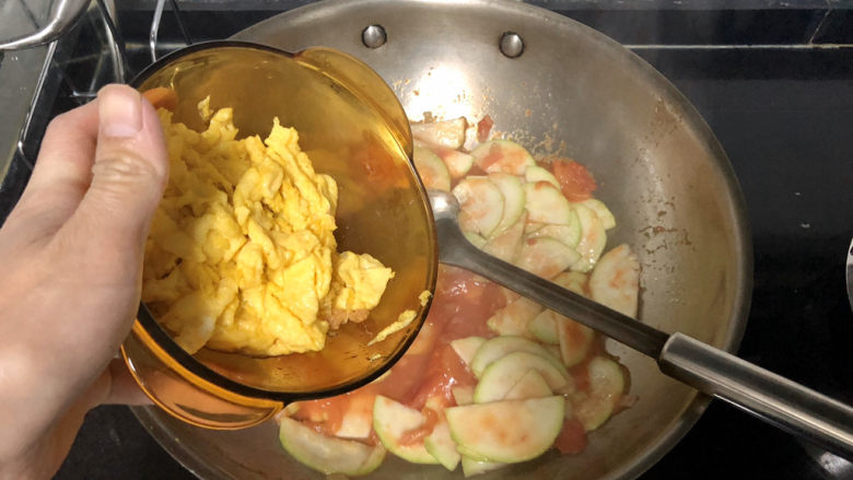 番茄炒西葫芦➕ 红树青山日欲斜,加入炒蛋，小火咕嘟半分钟，让鸡蛋吸收汤汁