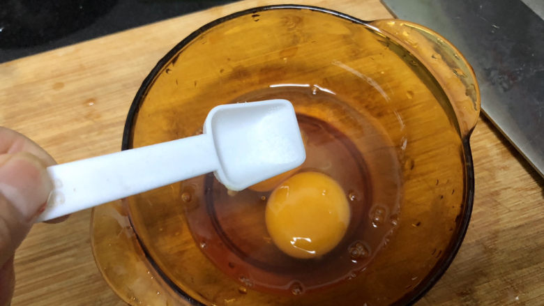 番茄炒西葫芦➕ 红树青山日欲斜,鸡蛋打入碗中，加一点食盐