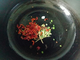 干煸芸豆,锅中底油放入葱，姜，花椒，干辣椒段煸炒出香味