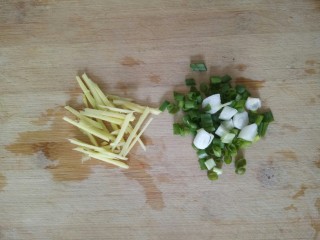 干煸芸豆,小葱切碎，姜切丝