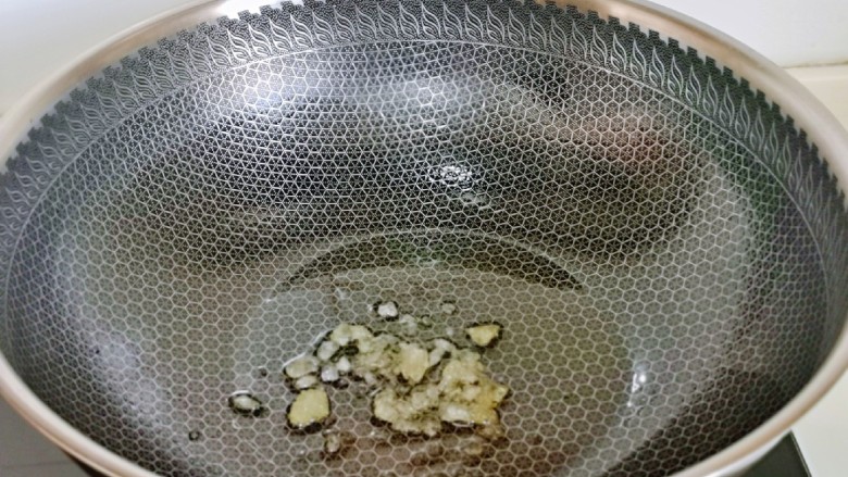 四季豆烧排骨,起油锅，加入冰糖小火融化至褐色。