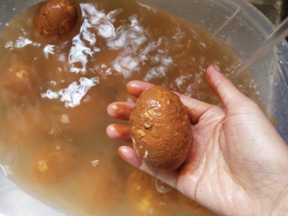 高颜值彩色蛋黄酥,新鲜咸鸭蛋洗干净，如果是直接的咸蛋黄省略这一步