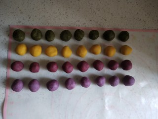 高颜值彩色蛋黄酥,然后四种颜色的油酥再分别′成八等份