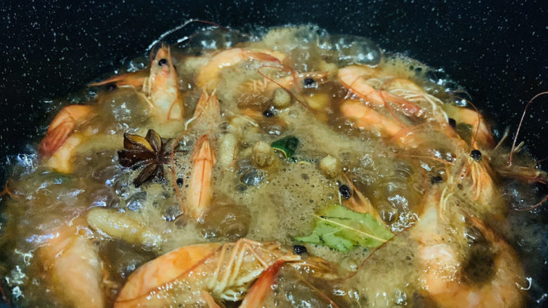 明虾鸡爪煲,搅拌均匀调料，煮开，转中小火焖20分钟；