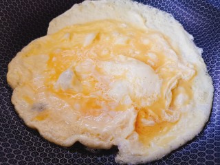 凉拌香椿,起锅烧热，加适量食用油，将鸡蛋煎成两面金黄的鸡蛋饼