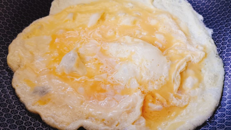 凉拌香椿,起锅烧热，加适量食用油，将鸡蛋煎成两面金黄的鸡蛋饼