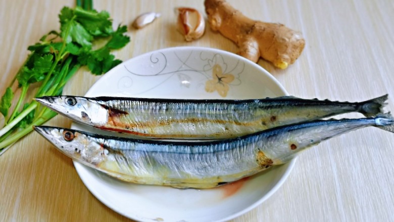 红烧秋刀鱼,准备食材，量根据个人胃口增加。