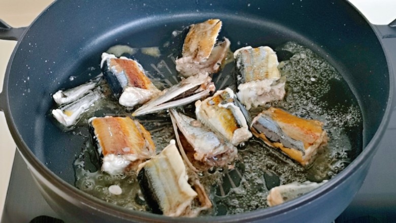 红烧秋刀鱼,煎至两面金黄。