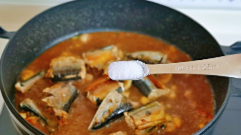 红烧秋刀鱼,待鱼熟后，按个人口味加入盐，大火收汁。