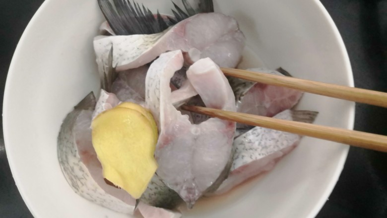 清蒸白鱼,把鱼搅拌均匀，腌制15分钟