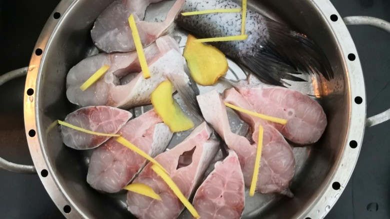 清蒸白鱼,把鱼块，摆放入，上面铺上生姜