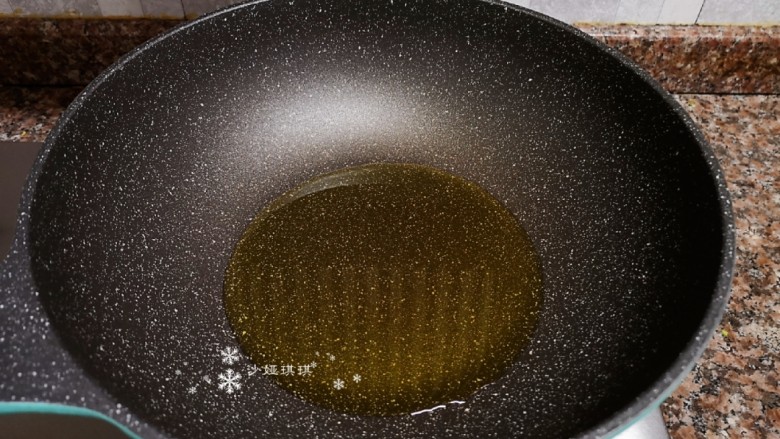 西葫芦炒木耳,热锅倒油烧至八成热。